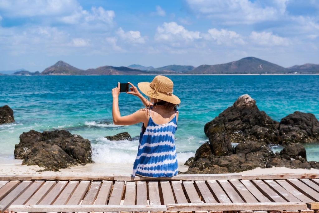 Vliegen met extra bagage om een ontspannen zomervakantie aan zee door te brengen.
