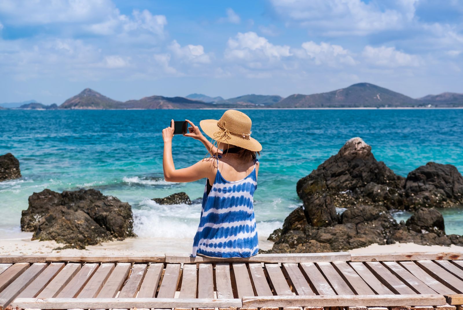 Vliegen met extra bagage om een ontspannen zomervakantie aan zee door te brengen.