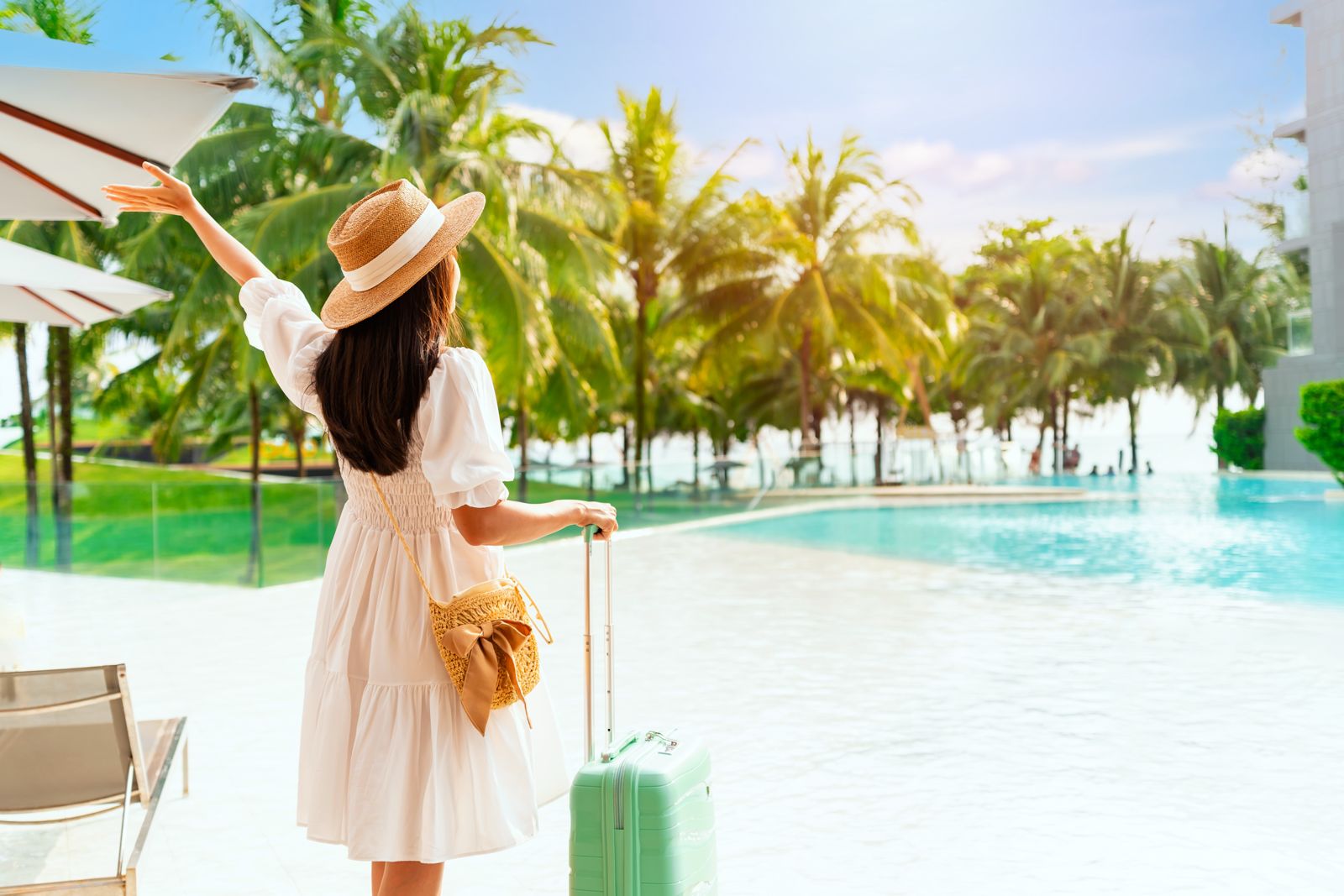 Vliegen vanaf Duitsland naar een zonnige bestemming met een reiziger die aankomt bij een resort met zwembad en palmbomen.