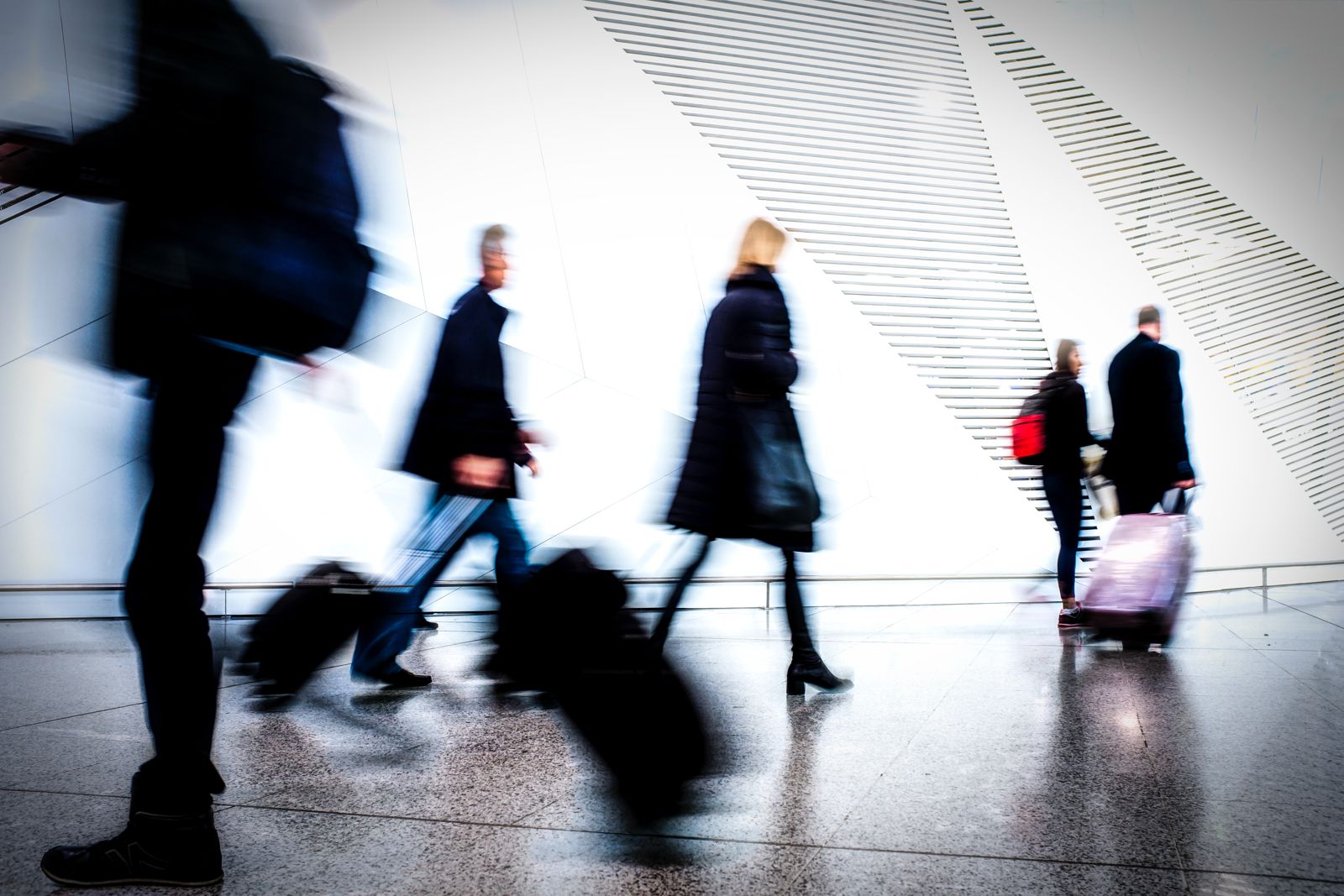 Reizigers met koffers lopen snel door de terminal na het inchecken van hun vliegtickets New York